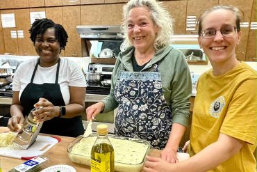 The joy of cooking: Esther Enowashu (left) and Sarah Gamble (centre) prepare meals during an Intervention Gusto session with the support of Occupational Therapist Amélie Leclerc.